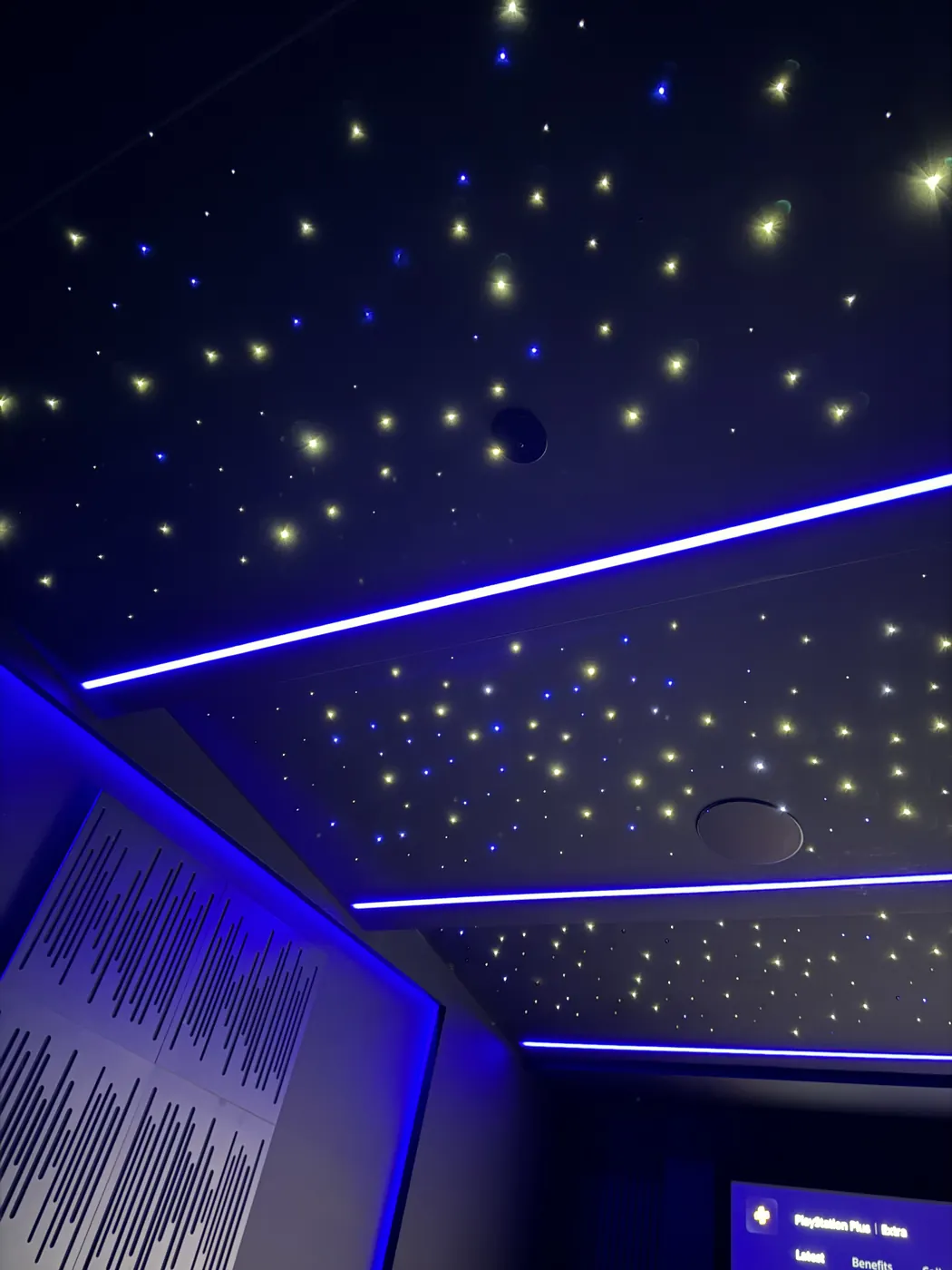 Fibre-optic star ceiling with blue LED light lines